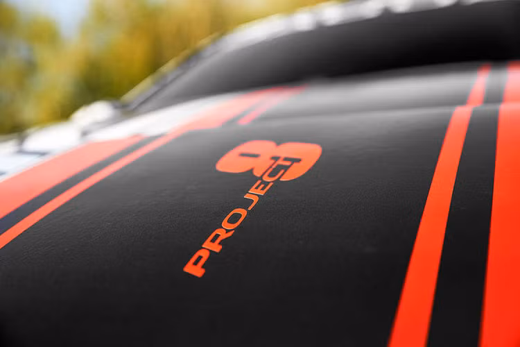 F-Type SVR có khả năng tăng tốc 0-100km/h mất 3,7 giây và vận tốc cực đại 322km/h (200mph). Như vậy, XE SV Project 8 còn mạnh hơn 25PS so với F-Type SVR, tuy nhiên các thông số chi tiết của xe sẽ được Jaguar công bố tại thời điểm ra mắt tới đây.