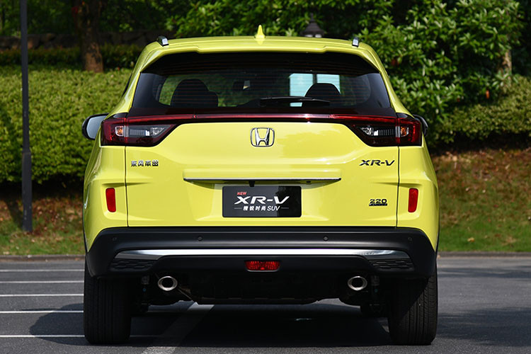 Đáng tiếc là thiết kế đuôi xe của Honda XR-V 2019 gần như vẫn giống phiên bản cũ. Hãng Honda chỉ cải tiến thiết kế cản sau của mẫu crossover cỡ B này. Ở phiên bản 1.5L, Honda XR-V 2019 chỉ được trang bị một ống xả nằm dưới cản trước. Trong khi đó, Honda XR-V 1.5T 2019 dùng động cơ tăng áp lại được trang bị 2 ống xả.