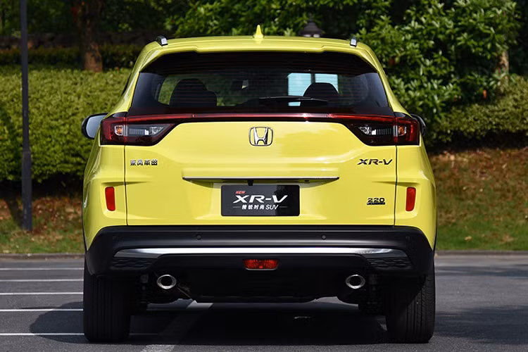 Đáng tiếc là thiết kế đuôi xe của Honda XR-V 2019 gần như vẫn giống phiên bản cũ. Hãng Honda chỉ cải tiến thiết kế cản sau của mẫu crossover cỡ B này. Ở phiên bản 1.5L, Honda XR-V 2019 chỉ được trang bị một ống xả nằm dưới cản trước. Trong khi đó, Honda XR-V 1.5T 2019 dùng động cơ tăng áp lại được trang bị 2 ống xả.