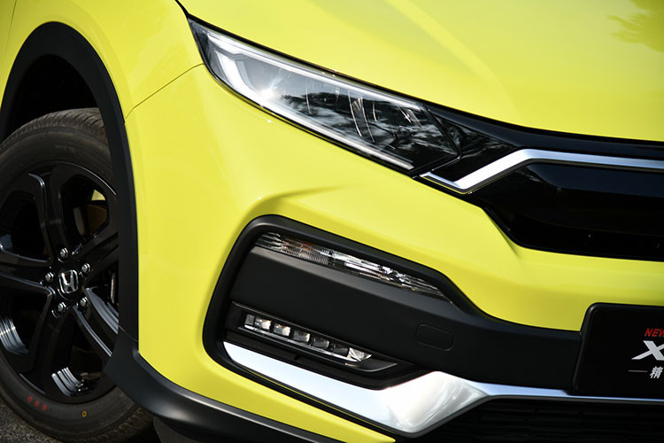 Honda XR-V bản nâng cấp 2019 có chiều dài 4.275 mm, rộng 1.770 mm và cao 1.605 mm cùng chiều dài cơ sở là 2.610 mm. mâm xe dạng hợp kim 5 chấu đơn với sơn đen tĩnh điện nổi bật hơn so với trước đây.