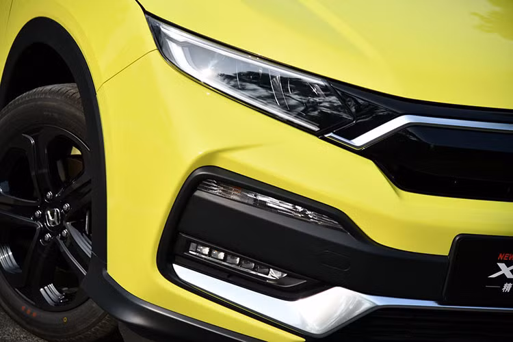 Honda XR-V bản nâng cấp 2019 có chiều dài 4.275 mm, rộng 1.770 mm và cao 1.605 mm cùng chiều dài cơ sở là 2.610 mm. mâm xe dạng hợp kim 5 chấu đơn với sơn đen tĩnh điện nổi bật hơn so với trước đây.