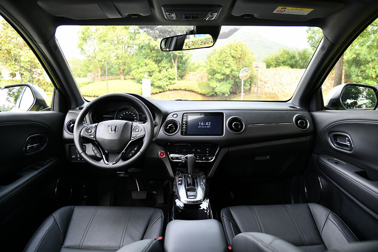 Bên trong Honda XR-V 2019, thiết kế nội thất không thay đổi nhiều nên bị đánh giá là khá lạc hậu. Hãng Honda trang bị màn hình thông tin giải trí 8 inch, vô lăng đa chức năng, ghế Magic Seat phía sau và camera lùi tiêu chuẩn cho mẫu SUV cỡ B này. 