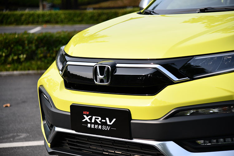 Về ngoại hình, mẫu SUV Honda XR-V 2019 mới sẽ được bổ sung đầu xe mới và có thiết kế khác đáng kể so với HR-V tại Việt Nam. Theo đó, phần đầu xe của Honda XR-V 2019 trông tròn trịa hơn phiên bản cũ. Ngoài ra, hãng Honda còn bổ sung nhiều chi tiết mạ crôm trên lưới tản nhiệt và hốc đèn sương mù. Bên cạnh đó là cụm đèn pha full LED mới và màu sơn vàng chanh tương tự Honda Civic 2019.