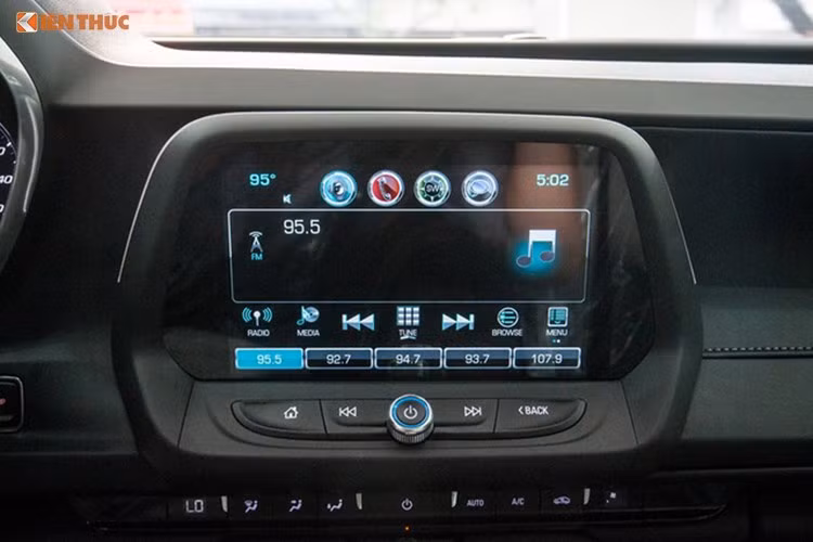 Các trang bị khác được trang bị trên mẫu xe cơ bắp mui trần này bao gồm; điều hòa không khí tự động và hệ thống âm thanh cao cấp 9 loa của Bose, cùng nhiều tiện ích... Mui xe có thể điều khiển từ xa bằng chìa khoá bỏ túi và một tấm cứng che băng sau được triển khai tự động...