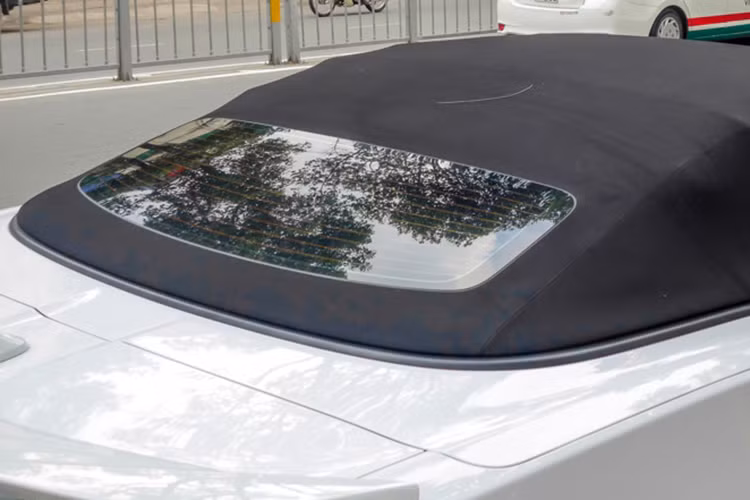  Theo hãng xe Chevrolet cho biết, nhờ có cơ cấu đóng mở điện - thuỷ lực cùng vải đa lớp, bộ mui xếp của Camaer mới khiến chiếc xe vẫn có vẻ đẹp giống bản coupe khi đóng, cùng với khả năng cách nhiệt và cách âm tốt. Bên cạnh đó, bộ mui xếp mới có thể đóng hoặc mở trong vòng 16 giây. Ngoài ra, chủ nhân có thể mở mui từ xa cũng như đóng hoặc mở mui khi xe đang chạy ở vận tốc ở mức 48 km/h.