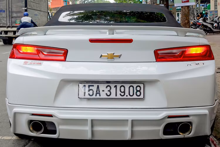 Chiếc xe cơ bắp Camaro 2017 này được chế tạo dựa trên cấu trúc Alpha của General Motors, đem lại đặc tính động học ưu việt, khả năng cân bằng tốt giữa trọng lượng và độ cứng cho một dòng xe hiệu suất cao. Khung sườn của Camaro 2016 cứng chắc hơn 28% trong khi lại nhẹ hơn ít nhất là 91kg so với thế hệ trước.