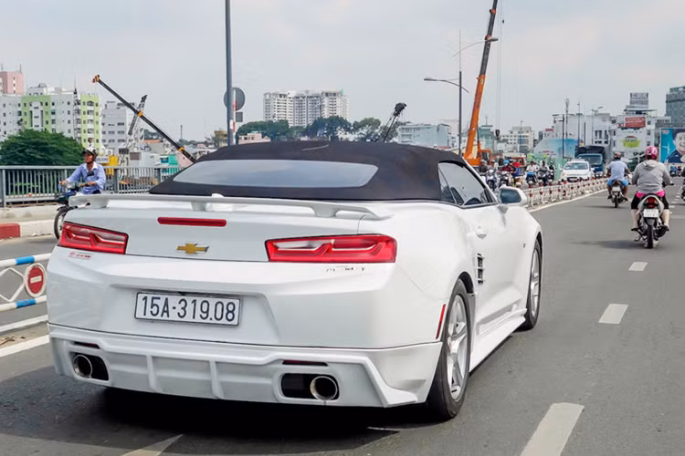 Tại thị trường quê nhà Mỹ, mẫu xe cơ bắp Chevrolet Camaro 2017 có giá từ 26.695 USD. Tại thị trường Việt Nam chỉ mới có một chiếc Chevrolet Camaro Convertible 2017 này được đưa về theo dạng nhập khẩu tư nhân, chiếc xe này từng được chào bán với mức giá trên 3 tỷ đồng tại TP HCM. 