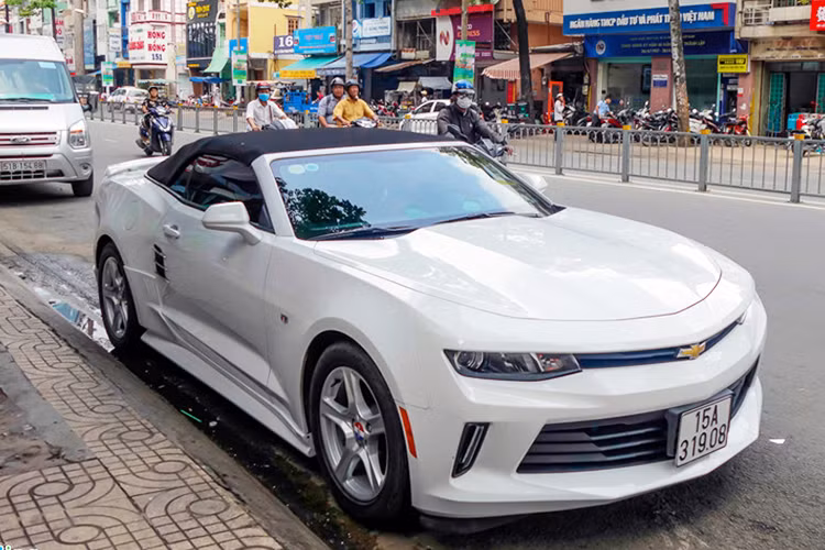 Đầu năm 2017, lô hàng Chevrolet Camaro đời 2017 đầu tiên được một đại lý tư nhân tại TP HCM nhập về. Trong số ba bản coupe, chỉ có một chiếc mui trần. Mới đây, mẫu xe thể thao cơ bắp này được bắt gặp lăn bánh trên đường TP HCM nhưng lại sở hữu biển sổ Hải Phòng.