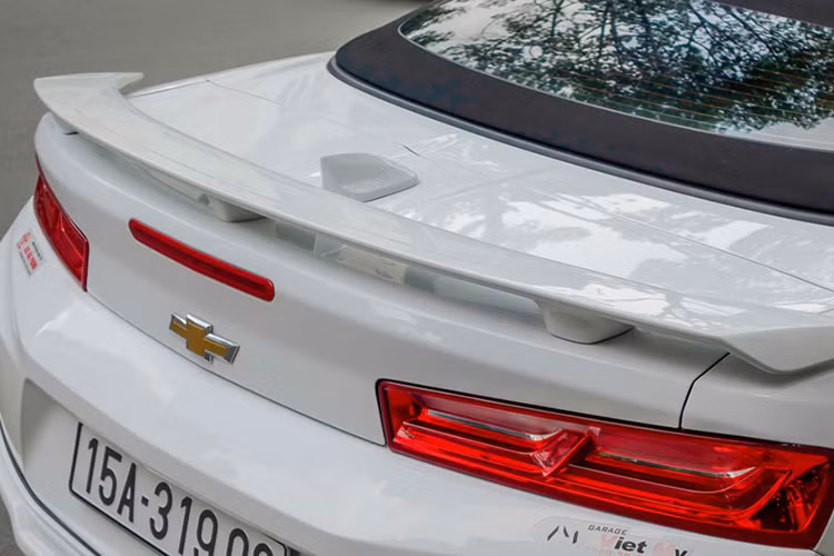 So với đời 2016, Chevrolet Camaro Convertible 2017 có những tùy chỉnh đáng giá ở ngoại thất như lưới tản nhiệt thiết kế lại, hai hốc gió bên hông bị loại bỏ và thay vào đó là dải đèn LED chiếu sáng ban ngày có thiết kế dựng đứng. Trong khi đó phía sau không có nhiều sự nâng cấp.