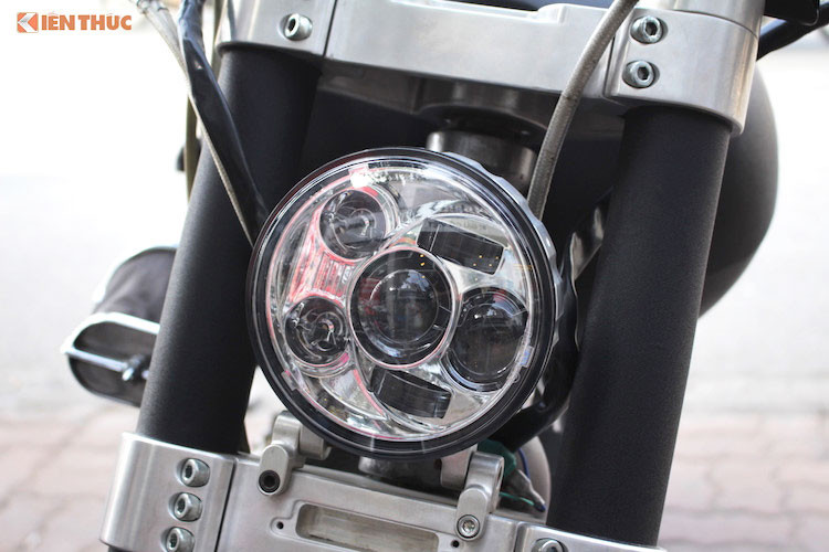 Tương tự như siêu phẩm Hellcat X132 hàng xịn, chiếc Harley-Davidson 883 độ này đã sở hữu tư thế ngồi lái thể thao nhờ cặp ghi-đông clip-on theo phong cách sportbike. Hệ thống giảm xóc sau đã phải thay đổi hoàn toàn, chuyển từ phuộc kép sang phuộc đơn monoshock với điểm bắt phuộc vào khung được gia cường chắc chắn.