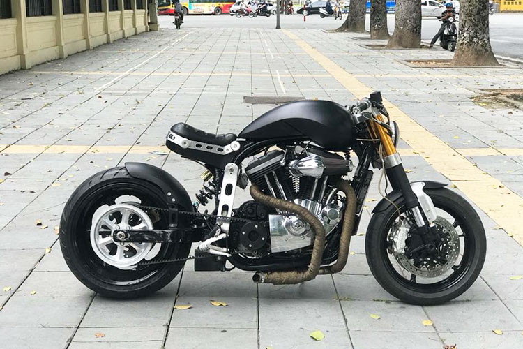 Được độ lại hoàn toàn, khó ai có thể nhận ra chiếc "Confederate Hellcat X132" này vốn từng là Harley-Davidson 883. Cụ thể, toàn bộ dàn đầu phía trước của chiếc xe đã được thay thế toàn bộ với phuộc USD từ một mẫu môtô khác, bắt vào cổ xe bởi cặp chảng ba CNC chắc chắn. Nằm giữa cặp phuộc là đèn pha LED mới kiểu Daymaker của Harley-Davidson.