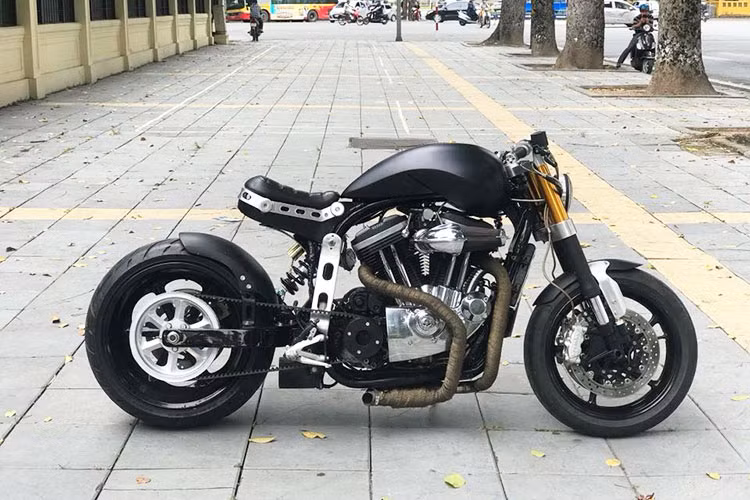 Được độ lại hoàn toàn, khó ai có thể nhận ra chiếc "Confederate Hellcat X132" này vốn từng là Harley-Davidson 883. Cụ thể, toàn bộ dàn đầu phía trước của chiếc xe đã được thay thế toàn bộ với phuộc USD từ một mẫu môtô khác, bắt vào cổ xe bởi cặp chảng ba CNC chắc chắn. Nằm giữa cặp phuộc là đèn pha LED mới kiểu Daymaker của Harley-Davidson.