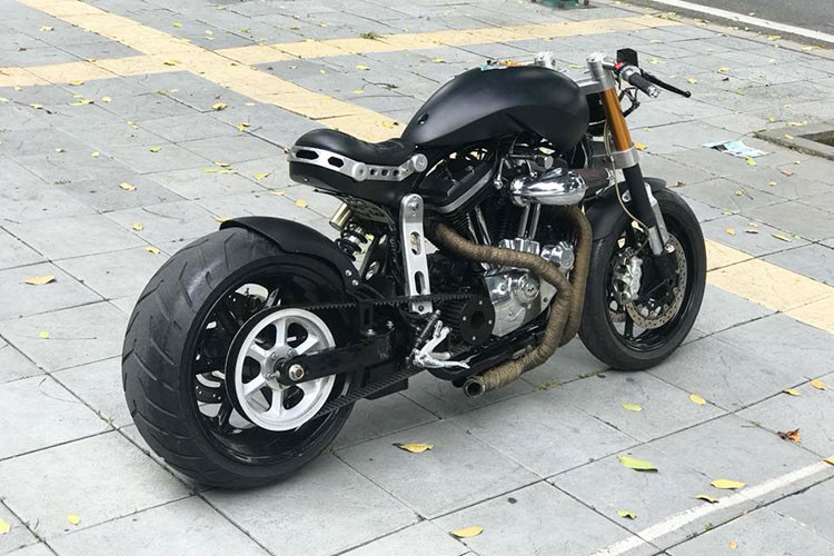 Bên cạnh phuộc trước, bánh trước của chiếc xe cũng có mâm 17 inch 5 cánh xoắn từ một mẫu superbike khác, đi kèm với lốp 120/70/17 Dunlop Sportmax. Hệ thống phanh của xe đã được nâng cấp với đĩa kép và cặp heo Brembo để tăng độ an toàn; phía trên bánh trước là dè con được chế tạo thủ công với tai bắt bằng nhôm trần.