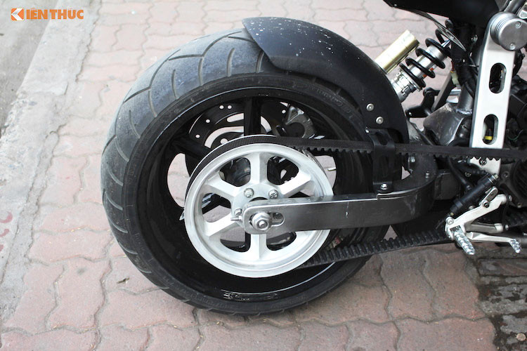 Thay vì bình xăng dạng "hạt đậu" (Peanut) đặc trưng của 883, thợ độ đã gò cho xe một bình xăng mới với kiểu dáng tương tự xe Confederate X132 thật. Ở phía sau, chiếc xe vẫn sử dụng hệ thống phanh của 883 nguyên bản nhưng đã được thay mâm khủng với đường kính 18 inch với bản siêu rộng, đi kèm lốp có kích thước lên tới 240/40/18.