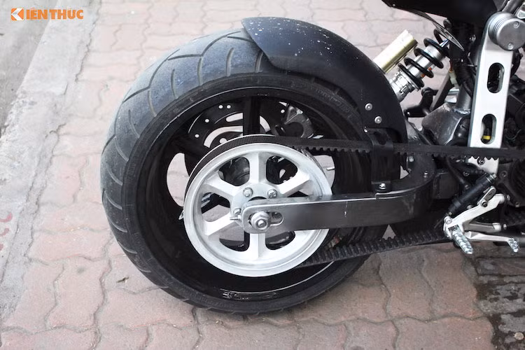 Thay vì bình xăng dạng "hạt đậu" (Peanut) đặc trưng của 883, thợ độ đã gò cho xe một bình xăng mới với kiểu dáng tương tự xe Confederate X132 thật. Ở phía sau, chiếc xe vẫn sử dụng hệ thống phanh của 883 nguyên bản nhưng đã được thay mâm khủng với đường kính 18 inch với bản siêu rộng, đi kèm lốp có kích thước lên tới 240/40/18.