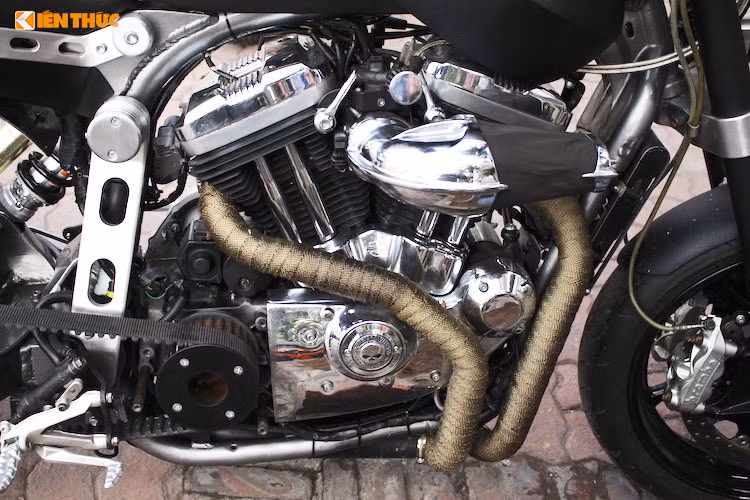 Khối động cơ nguyên bản của Harley 883 đã được giữ lại, cũng có dạng V-Twin như Confederate Hellcat X132 thật nhưng chỉ có dung tích 883 cc thay vì 2163 cc. Đi kèm với động cơ là hộp số 5 cấp, giúp chiếc xe có thể đạt công suất tối đa 50 mã lực và mô-men xoắn cực đại 69 Nm.