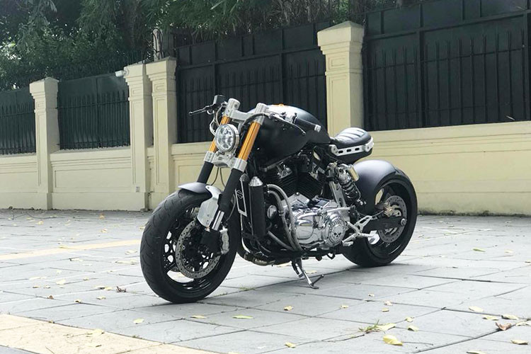 Do rất thích kiểu dáng của mẫu xe môtô Confederate Hellcat X132, một người chơi xe tại Hà Nội đã độ lại hoàn toàn chiếc Harley-Davidson 883 để có ngoại hình tương tự "siêu phẩm" môtô tới từ Úc. Được biết để có thể độ chiếc xe này, chủ xe đã phải "gửi gắm" nó ở một xưởng độ có tiếng tại Sài Gòn trong khoảng hơn 1 năm.