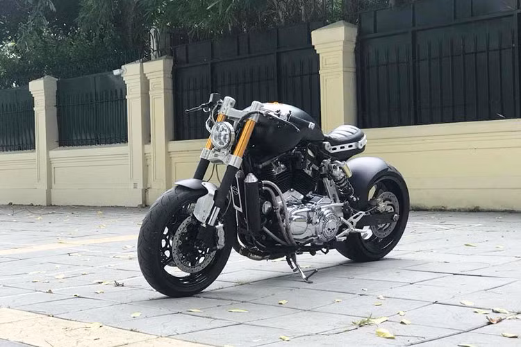 Do rất thích kiểu dáng của mẫu xe môtô Confederate Hellcat X132, một người chơi xe tại Hà Nội đã độ lại hoàn toàn chiếc Harley-Davidson 883 để có ngoại hình tương tự "siêu phẩm" môtô tới từ Úc. Được biết để có thể độ chiếc xe này, chủ xe đã phải "gửi gắm" nó ở một xưởng độ có tiếng tại Sài Gòn trong khoảng hơn 1 năm.