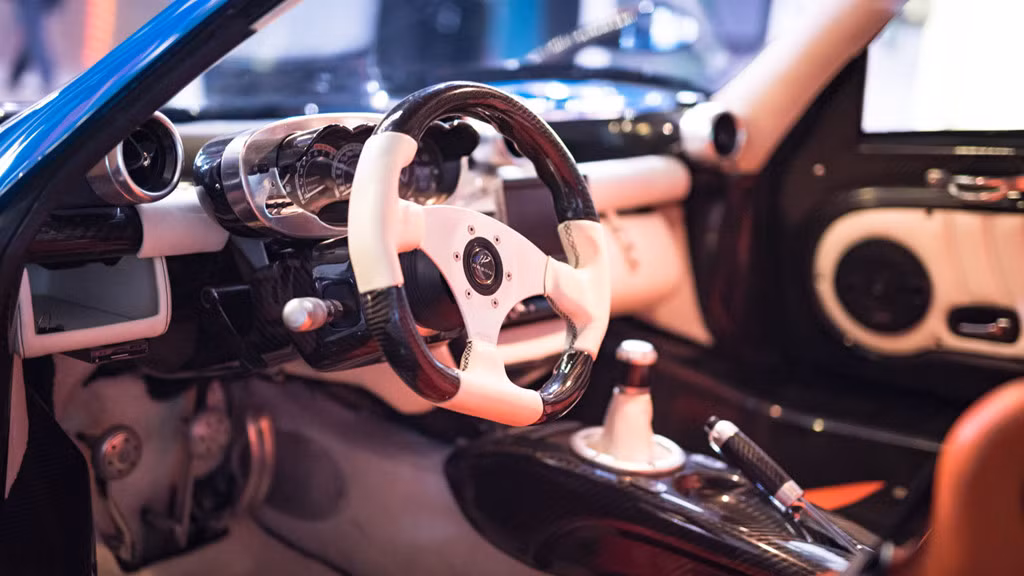 Bên trong lớp thân xe độc đáo đó vẫn là phần khung xe bằng sợi carbon và động cơ hút khí tự nhiên V12 dung tích 7.3 lít của AMG. 