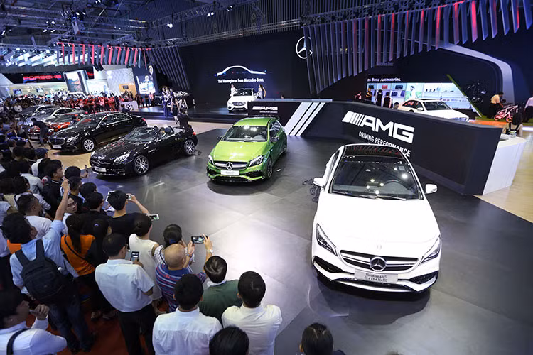 Khách hàng có thể tham quan gian hàng Mercedes-Benz tại cửa Đông, sảnh A2, từ 10h sáng đến 20h tối hàng ngày từ 27 - 30/10/2016 tại Trung tâm Hội Chợ và Triển Lãm Sài Gòn SECC (ngày 26/10 từ 16h - 20h).