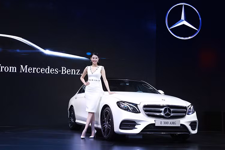 Mercedes-Benz E-Class 2017 ra mắt cách đây ít ngày tại Hà Nội cũng góp mặt cùng dàn xe hơn 20 chiếc của MBV. E-Class mới sẽ sử dụng chung nền tảng chassis dẫn động cầu sau của Mercedes với tên gọi MRA, giống như C-Class và S-Class. Xe sở hữu hai phiên bản E200 VÀ E300.