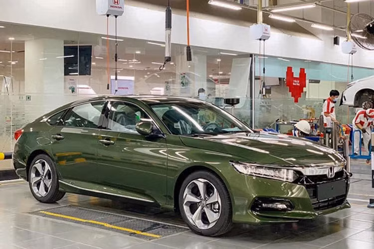 Sở hữu thiết kế hiện đại, thời trang nhưng kết quả kinh doanh của Honda Accord thế hệ mới kể từ khi gia nhập thị trường Việt Nam từ cuối năm 2019 lại không mấy khả quan. Doanh số của mẫu sedan hạng D này giảm 3 xe so với tháng trước, tuy nhiên vị trí trên bảng xếp hạng lại tăng thêm do tình hình chung các mẫu xe đều bị sụt giảm doanh số.