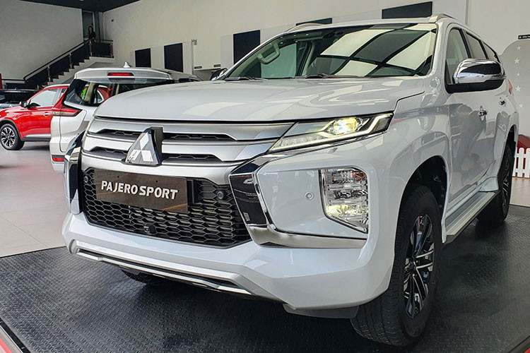 Mẫu SUV 7 chỗ nhập khẩu từ Thái Lan được Mitsubishi nâng cấp từ tháng 10 năm ngoái, tuy nhiên sự thay đổi này vẫn chưa đủ giúp Mitsubishi Pajero Sport khởi sắc về mặt doanh số. Tháng 8 vừa qua, lượng tiêu thu Pajero Sport chỉ đạt 4 xe, giảm 38 xe so với tháng trước. Tính từ đầu năm đến nay, Mitsubishi Việt Nam đã bán được 595 xe Pajero Sport.