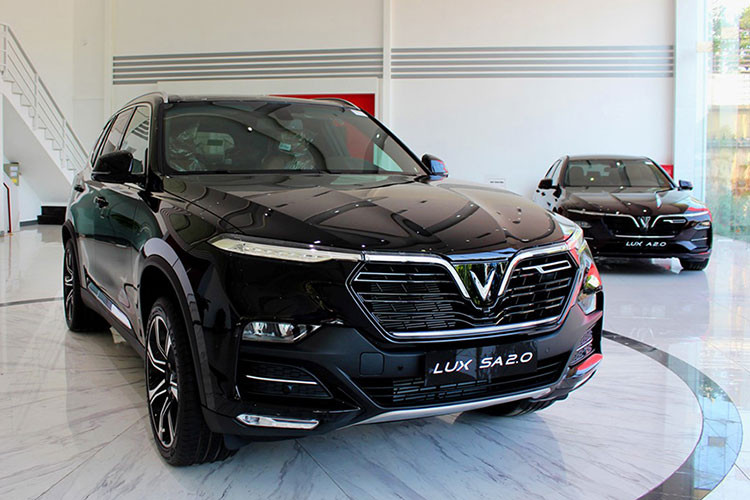 Trong bối cảnh sức mua sụt giảm, doanh số bán mẫu ôtô thương hiệu Việt - VinFast Lux SA2.0 cũng chỉ đạt 8 xe, giảm 68 xe so với tháng 7. Tính đến hết tháng 8, tổng số lượng xe VinFast Lux SA2.0 được giao đến tay khách hàng là 2.642 xe. VinFast đã nỗ lực áp dụng chính sách ưu đãi, giảm giá, tuy nhiên doanh số của mẫu xe SUV trên 1 tỷ đồng này vẫn sụt giảm nghiêm trọng.