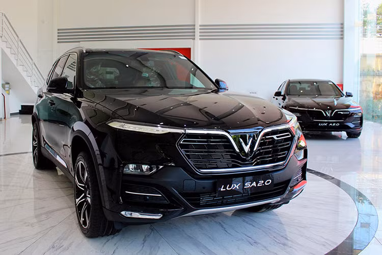 Trong bối cảnh sức mua sụt giảm, doanh số bán mẫu ôtô thương hiệu Việt - VinFast Lux SA2.0 cũng chỉ đạt 8 xe, giảm 68 xe so với tháng 7. Tính đến hết tháng 8, tổng số lượng xe VinFast Lux SA2.0 được giao đến tay khách hàng là 2.642 xe. VinFast đã nỗ lực áp dụng chính sách ưu đãi, giảm giá, tuy nhiên doanh số của mẫu xe SUV trên 1 tỷ đồng này vẫn sụt giảm nghiêm trọng.