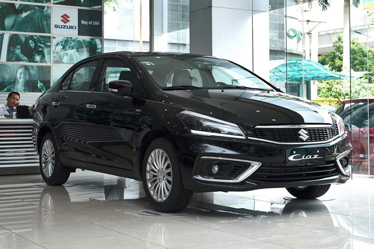 Doanh số Suzuki Ciaz tiếp tục lao dốc, chỉ bán được 3 xe, giảm 2 xe so với tháng trước. Cộng dồn 8 tháng của năm nay, số lượng xe Ciaz được giao đến tay khách hàng là 305 xe. Suzuki đã nỗ lực cải tiến thiết kế, trang bị cho Ciaz tại Việt Nam nhưng vẫn chưa đủ để thuyết phục người tiêu dùng Việt Nam trong bối cảnh phân khúc này còn có rất nhiều lựa chọn.