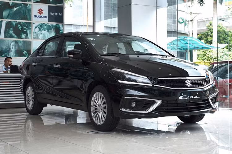 Doanh số Suzuki Ciaz tiếp tục lao dốc, chỉ bán được 3 xe, giảm 2 xe so với tháng trước. Cộng dồn 8 tháng của năm nay, số lượng xe Ciaz được giao đến tay khách hàng là 305 xe. Suzuki đã nỗ lực cải tiến thiết kế, trang bị cho Ciaz tại Việt Nam nhưng vẫn chưa đủ để thuyết phục người tiêu dùng Việt Nam trong bối cảnh phân khúc này còn có rất nhiều lựa chọn.