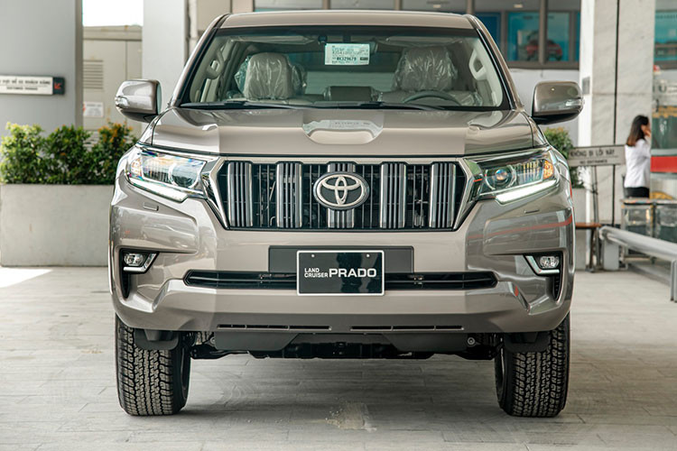 So với tháng trước, doanh số bán Toyota Land Cruiser Prado trong tháng 8/2021 giảm 29 xe xuống còn 12 xe bán ra. Tính từ đầu năm đến nay, Toyota Việt Nam đã bán được 306 xe Land Cruiser Prado. Dù được đánh giá cao về sự rộng rãi, thoải mái cùng độ bền bỉ nhưng mức giá lên đến 2,379 tỉ đồng chính là rào cản khiến Toyota Prado không được số đông khách hàng lựa chọn.