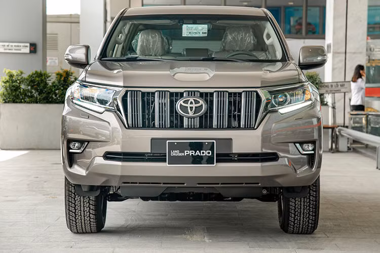 So với tháng trước, doanh số bán Toyota Land Cruiser Prado trong tháng 8/2021 giảm 29 xe xuống còn 12 xe bán ra. Tính từ đầu năm đến nay, Toyota Việt Nam đã bán được 306 xe Land Cruiser Prado. Dù được đánh giá cao về sự rộng rãi, thoải mái cùng độ bền bỉ nhưng mức giá lên đến 2,379 tỉ đồng chính là rào cản khiến Toyota Prado không được số đông khách hàng lựa chọn.