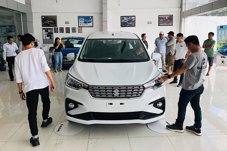 So với tháng trước, số lượng xe bán ra thị trường trong tháng này giảm 19 xe. Chiếc Ertiga duy nhất được bán là phiên bản số sàn. Cộng dồn 8 tháng của năm 2021 đạt mức 903 xe. Nguồn cung thiếu hụt khiến Suzuki Ertiga lao dốc không phanh về mặt doanh số bán hàng. Suzuki Việt Nam đang phân phối Ertiga với 2 phiên bản là số sàn và số tự động, giá bán lần lượt 499,9 triệu và 559,9 triệu đồng.