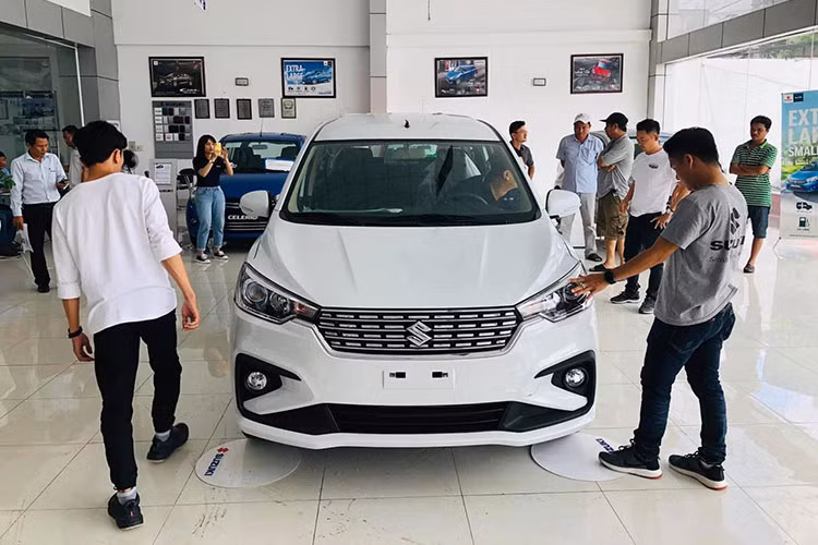 So với tháng trước, số lượng xe bán ra thị trường trong tháng này giảm 19 xe. Chiếc Ertiga duy nhất được bán là phiên bản số sàn. Cộng dồn 8 tháng của năm 2021 đạt mức 903 xe. Nguồn cung thiếu hụt khiến Suzuki Ertiga lao dốc không phanh về mặt doanh số bán hàng. Suzuki Việt Nam đang phân phối Ertiga với 2 phiên bản là số sàn và số tự động, giá bán lần lượt 499,9 triệu và 559,9 triệu đồng.
