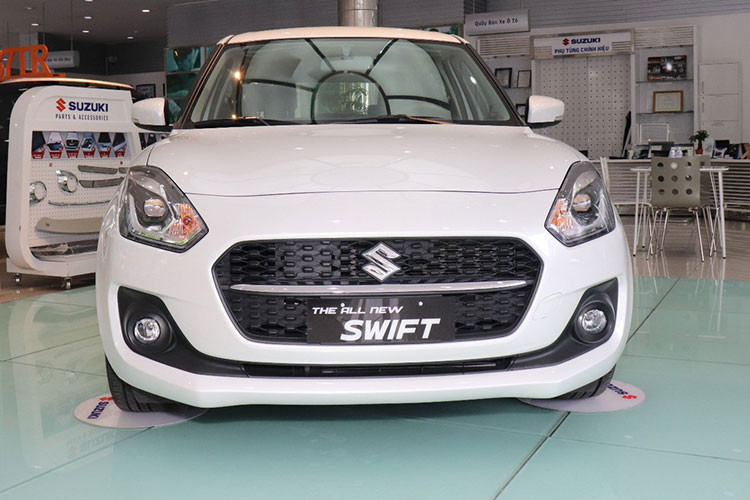 Kết thúc tháng 8/2021, doanh số Suzuki Swift tại thị trường ôtô Việt Nam chỉ đạt được 2 xe, giảm 66 xe. Tính từ đầu năm đến nay, doanh số Suzuki Swift đạt 334 xe. Nguyên nhân chủ yếu do thiếu hụt nguồn cung khi các nhà máy ở Thái Lan giảm sản lượng sản xuất do thiếu hụt linh kiện, chip điện tử.