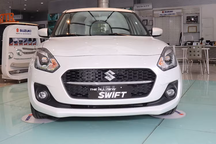 Kết thúc tháng 8/2021, doanh số Suzuki Swift tại thị trường ôtô Việt Nam chỉ đạt được 2 xe, giảm 66 xe. Tính từ đầu năm đến nay, doanh số Suzuki Swift đạt 334 xe. Nguyên nhân chủ yếu do thiếu hụt nguồn cung khi các nhà máy ở Thái Lan giảm sản lượng sản xuất do thiếu hụt linh kiện, chip điện tử.