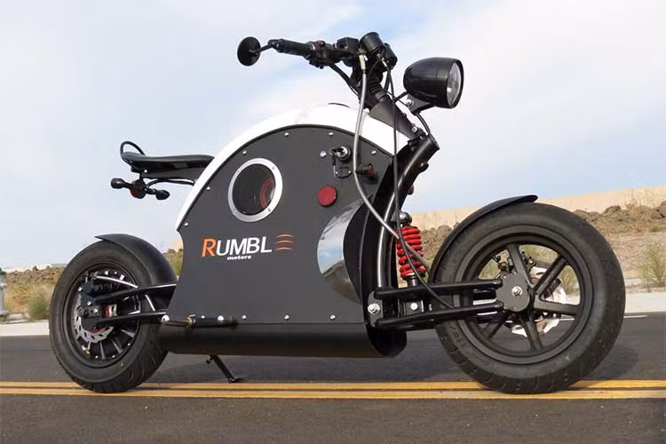 Rumble Motors là công ty xe tư nhân có 2 chi nhánh tại Stockholm (Thụy Điển) và Sacramento (California, Mỹ). Họ mất hơn 2 năm để lên ý tưởng và cho ra mắt sản phẩm xe đạp điện Rumble E-bike với phong cách pha trộn giữa Cafe Racer cổ điển và phản phất nét tương lai.