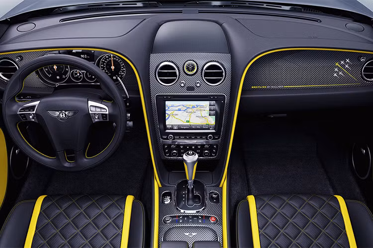 Bên trong cabin của xe cũng được phát triển dựa trên 2 màu cơ bản đen – vàng giống như ngoại thất của xe.