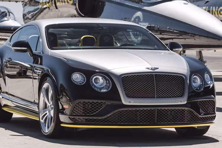 Ngoài những kĩ sư hàng đầu từ bộ phận Mulliner, phiên bản đặc biệt của Continental GT Speed còn nhận được sự hỗ trợ “làm đẹp” từ nhà thiết kế đồng hồ Thụy Sĩ - Breitling.