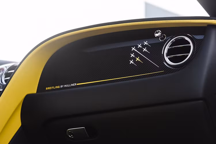 Bảng điểu khiển và bên trong cửa lái sử dụng chất liệu carbon với hình ảnh bảy mẫu máy bay trong đội máy bay biểu diễn ​​Breitling JETS.