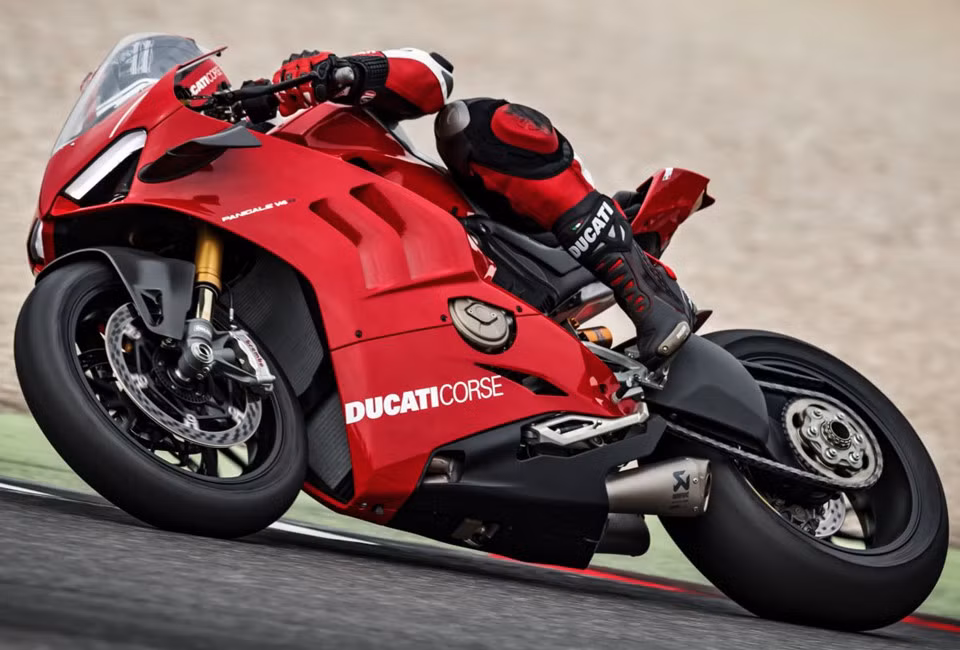 Các hệ thống hỗ trợ người lái được Ducati tích hợp đầy đủ trên xe như hệ thống chống trượt bánh Ducati Slide Control, hệ thống kiểm soát phanh động cơ Engine Braking Control, hệ thống điều khiển chống bốc đầu xe Ducati Wheelie Control, hệ thống kiểm soát độ bám đường Ducati Traction Control và hệ thống phanh ABS hỗ trợ khi vào cua của Bosch Cornering ABS EVO.