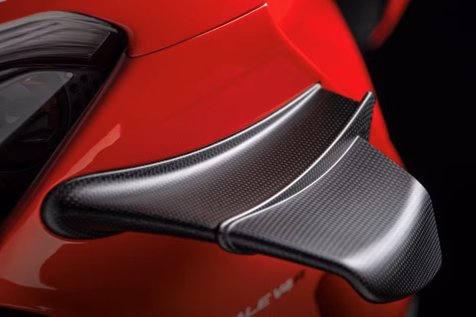 Panigale V4 R là chiếc superbike thương mại thứ 2 trên thế giới và là đầu tiên của Ducati được trang bị cánh gió khí động học này. Ngoài việc giúp xe trông góc cạnh hơn, cánh gió này giúp tăng đáng kể lực nén không khí lên xe ở tốc độ cao. Nhờ vậy, thân xe được giữ ổn định hơn.