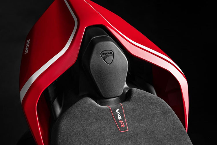 Yên xe đơn (solo) được bọc nhung và thêu dòng chữ V4 R nổi bật. Ngoài ra các chi tiết bên ngoài như hốc gió, những điểm vuốt cong... cũng là dạng khí động học giúp cho chiếc xe mạnh mẽ và cá tính hơn.