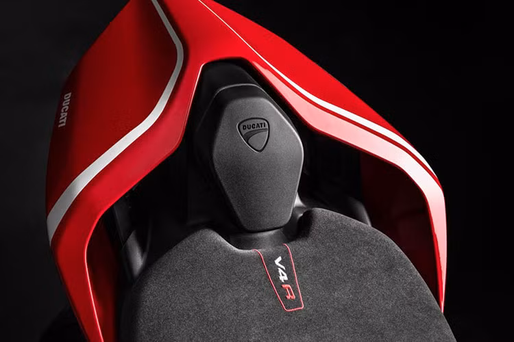 Yên xe đơn (solo) được bọc nhung và thêu dòng chữ V4 R nổi bật. Ngoài ra các chi tiết bên ngoài như hốc gió, những điểm vuốt cong... cũng là dạng khí động học giúp cho chiếc xe mạnh mẽ và cá tính hơn.