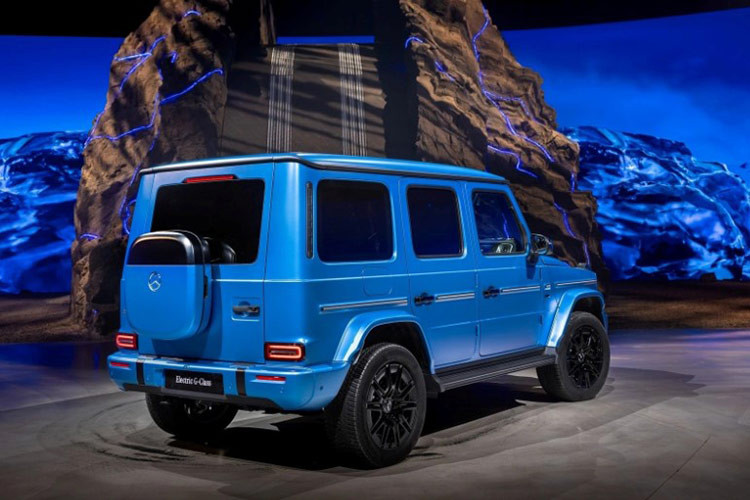 Mẫu xe SUV điện Mercedes-Benz G580 được phát triển trên khung gầm hoàn toàn mới so với các phiên bản chạy xăng/dầu. Mặc dù tổng thể không thay đổi nhiều nhưng mẫu xe vẫn được điều chỉnh lưới tản nhiệt và bộ cản trước để phù hợp hơn với phong cách của một mẫu xe điện. 