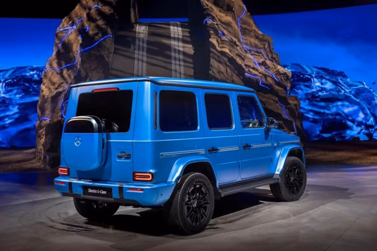 Mẫu xe SUV điện Mercedes-Benz G580 được phát triển trên khung gầm hoàn toàn mới so với các phiên bản chạy xăng/dầu. Mặc dù tổng thể không thay đổi nhiều nhưng mẫu xe vẫn được điều chỉnh lưới tản nhiệt và bộ cản trước để phù hợp hơn với phong cách của một mẫu xe điện. 