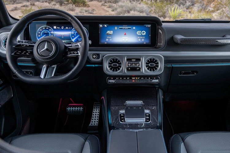 Nội thất G580 Edition One vẫn giữ nguyên phong cách đẳng cấp của G-Class nhưng bổ sung một số điểm nhấn hiện đại như màn hình kép 12,3 inch và 11,6 inch hỗ trợ các tính năng điều khiển và giải trí, ghế và táp-lô bọc da Nappa với các chi tiết ốp carbon cùng các điểm nhấn màu xanh đặc trưng trên phiên bản điện. 