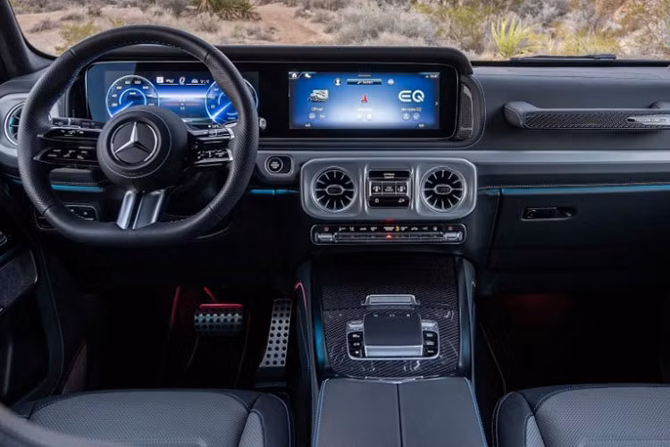 Nội thất G580 Edition One vẫn giữ nguyên phong cách đẳng cấp của G-Class nhưng bổ sung một số điểm nhấn hiện đại như màn hình kép 12,3 inch và 11,6 inch hỗ trợ các tính năng điều khiển và giải trí, ghế và táp-lô bọc da Nappa với các chi tiết ốp carbon cùng các điểm nhấn màu xanh đặc trưng trên phiên bản điện. 