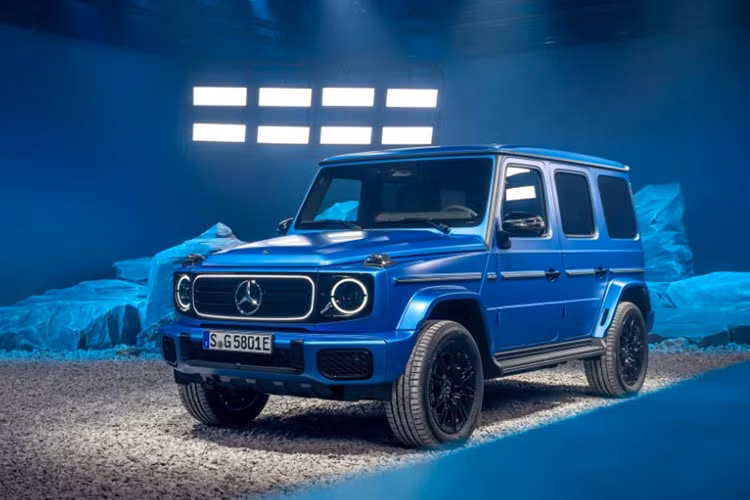Theo thông tin từ đại lý, Mercedes-Benz G580 về Việt Nam sẽ có giá dự kiến khoảng 8,8 tỷ đồng và được nhập khẩu nguyên chiếc, xe dự định sẽ ra mắt trong quý I/2025. Phiên bản về nước là bản giới hạn Edition One, tương tự dòng G63 trước đây với các gói trang bị cao cấp.